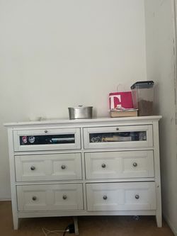 Bed set and dresser
