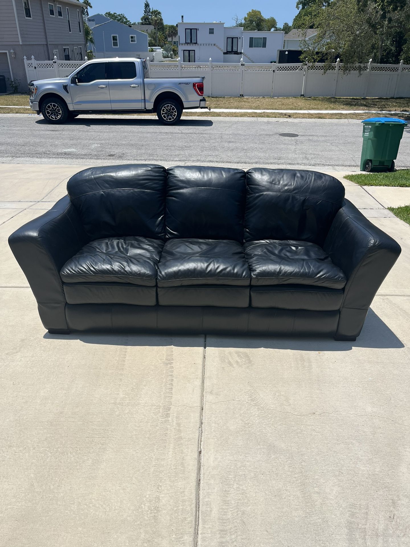 Black Couch - FREE DELIVERY 🚛