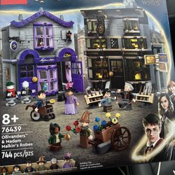 LEGO Harry Potter Ollivanders & Madam Malkin's Robes Building Set
