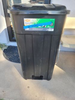 HDX 45 Gallon Outdoor Trash Can (Missing Wheels)