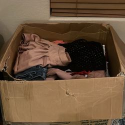 Box of women’s clothing small 86 pieces jeans, shirts, sweaters, jackets, shorts dresses , skirts , legging
