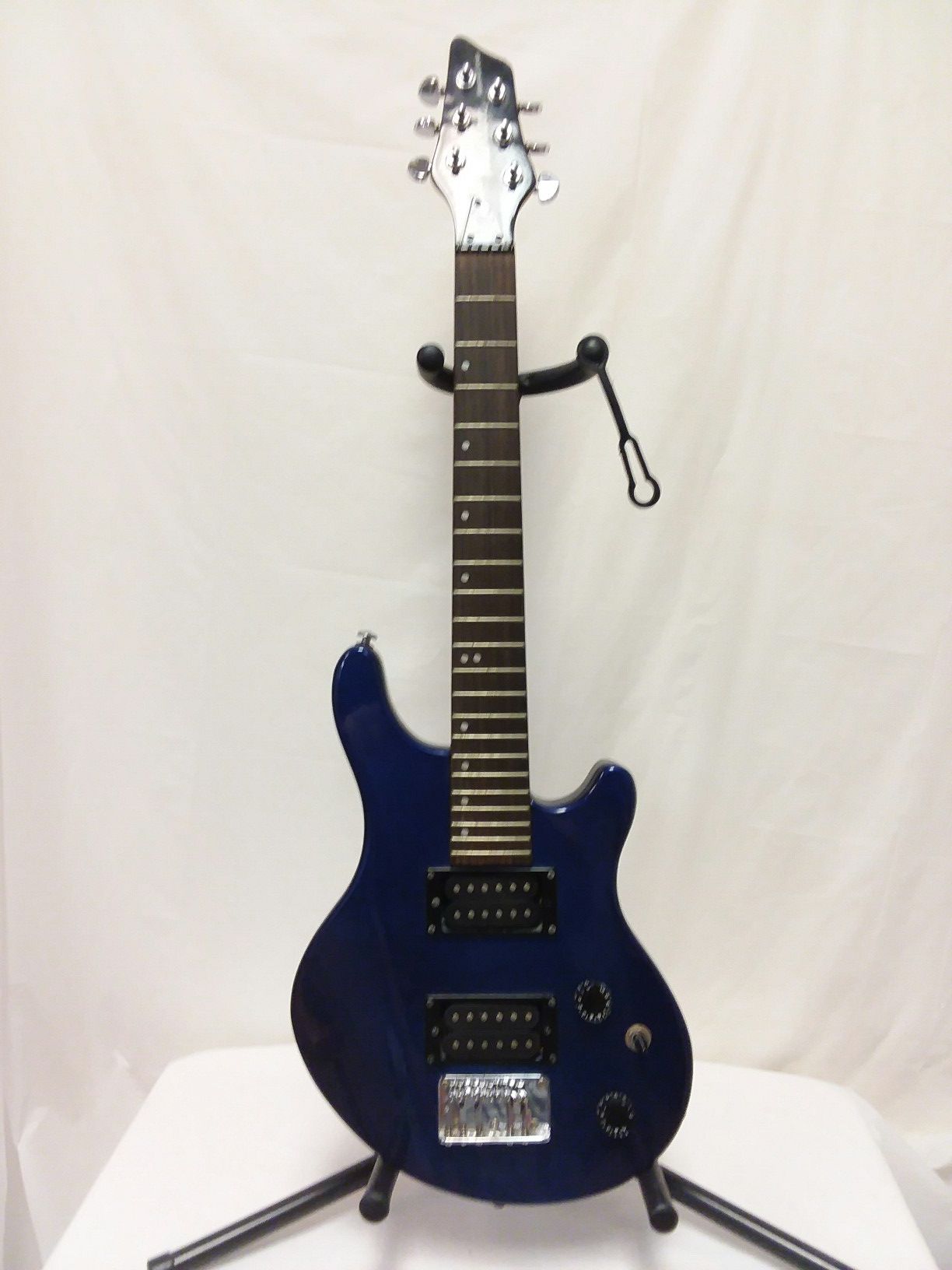 Washburn Maverick Series BTM mini electric guitar, works but missing bridge pin.