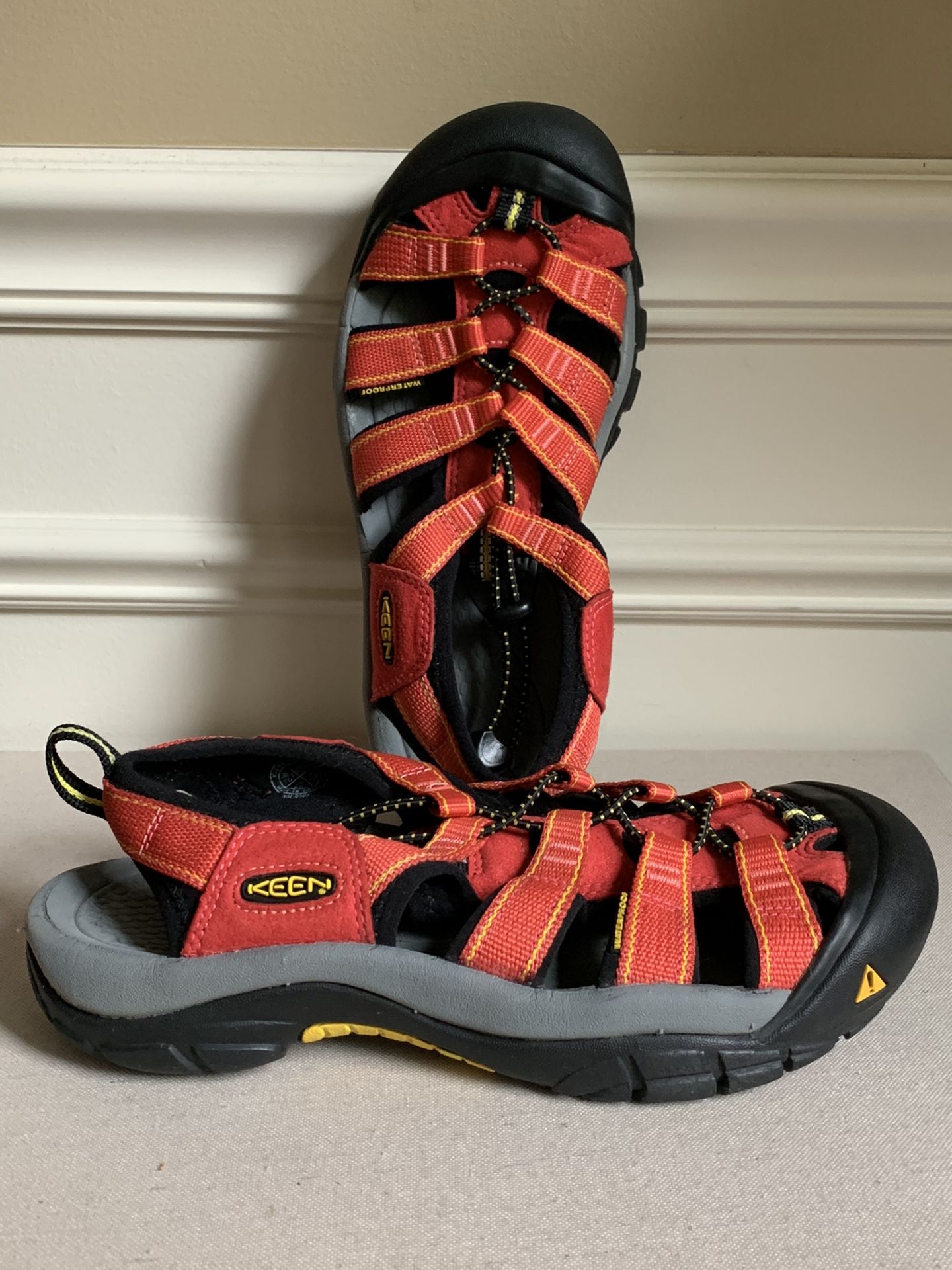 KEEN Women’s Sz8 Newport H2 Hiking  Sandal NWOB  