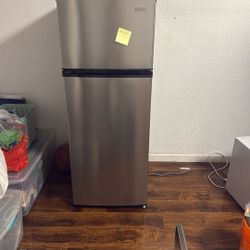 Working  Apartment refrigerator/ freezer