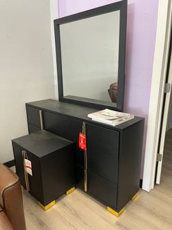 Four piece queen bedroom set with Queen Bed Frame, dresser mirror and nightstand on sale. Now I don’t mess.