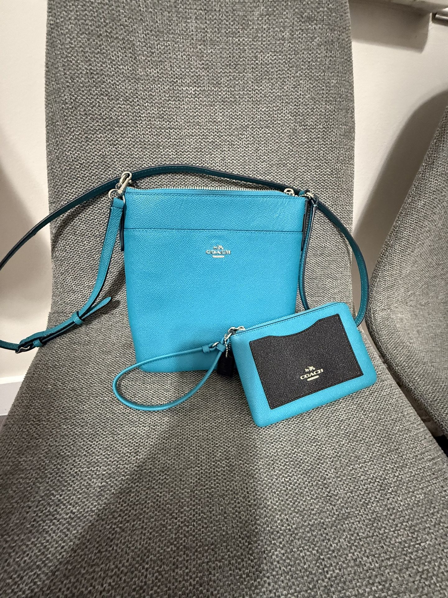 Pretty Crossbody Bag And Wristlet Set From Coach Brand! Almost New ( Make Reasonable Ofer Price)