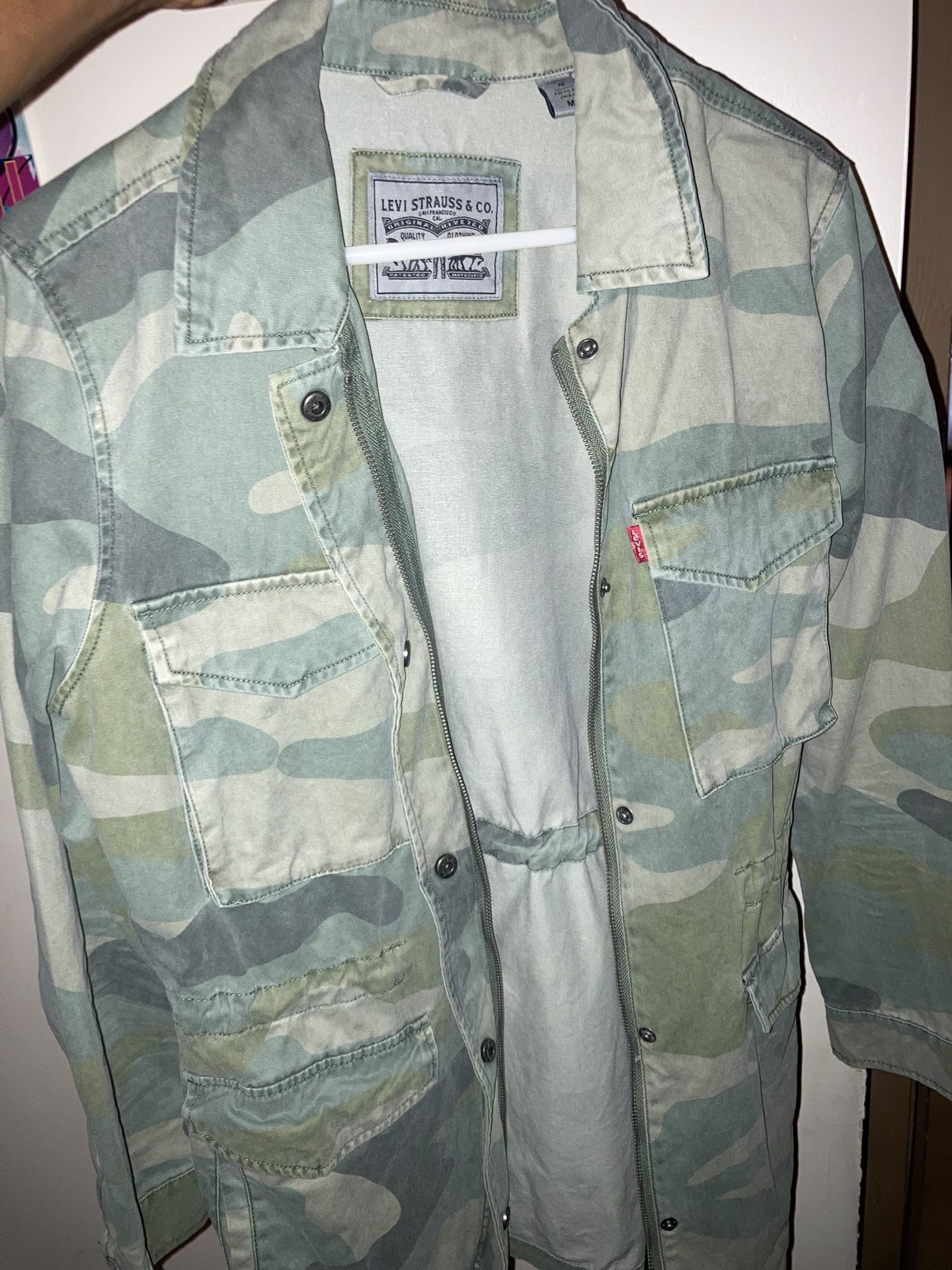Medium Levi's Camo jacket  hiii