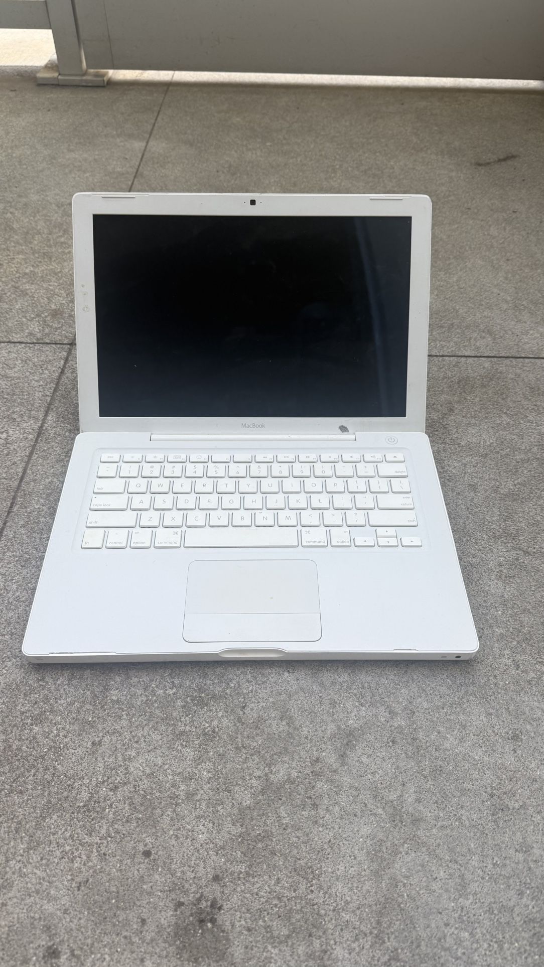 Apple MacBook A1181 (2.1GHz, 1GB RAM, 120GB HDD) – White – Vintage Laptop – Untested