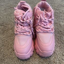A new wedge Sneakers  for a 5yr Old Kid https://offerup.com/redirect/?o=Z2lybC5OZXc= In box