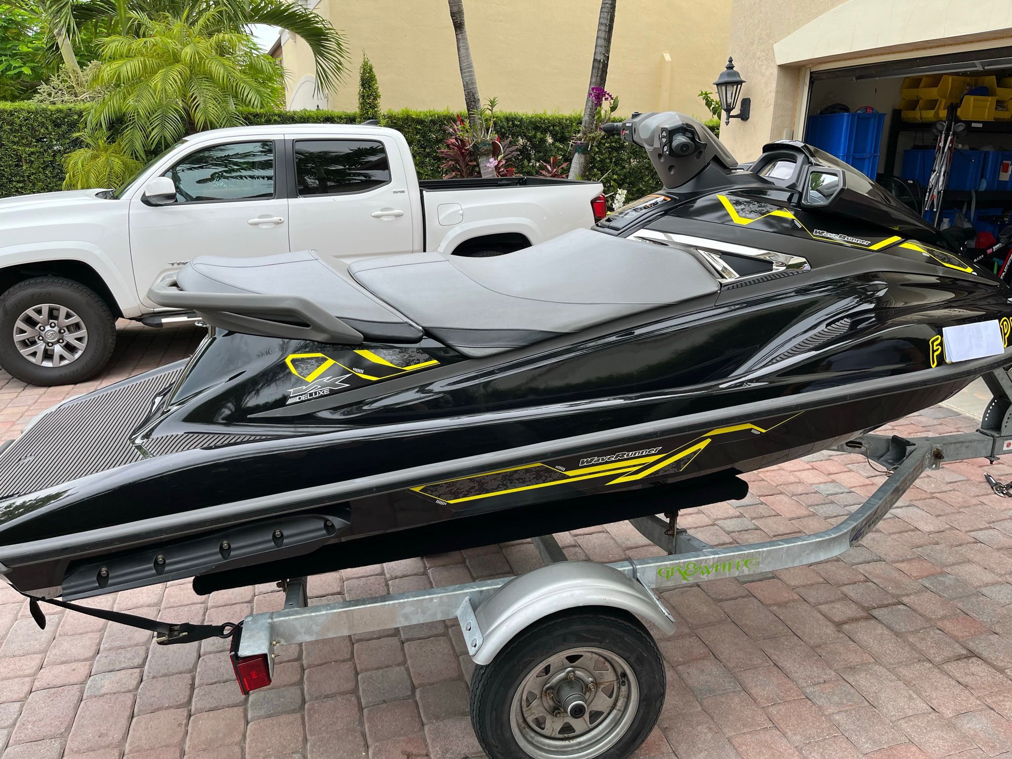 In Mint Condition JET SKI 2015 YAMAHA VX DELUXE 3 seats TRAILER INCLUDED 