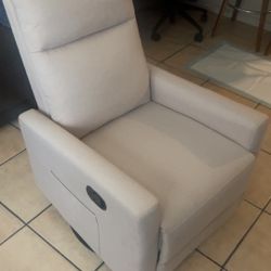 Recliner Chair (2 weeks new)