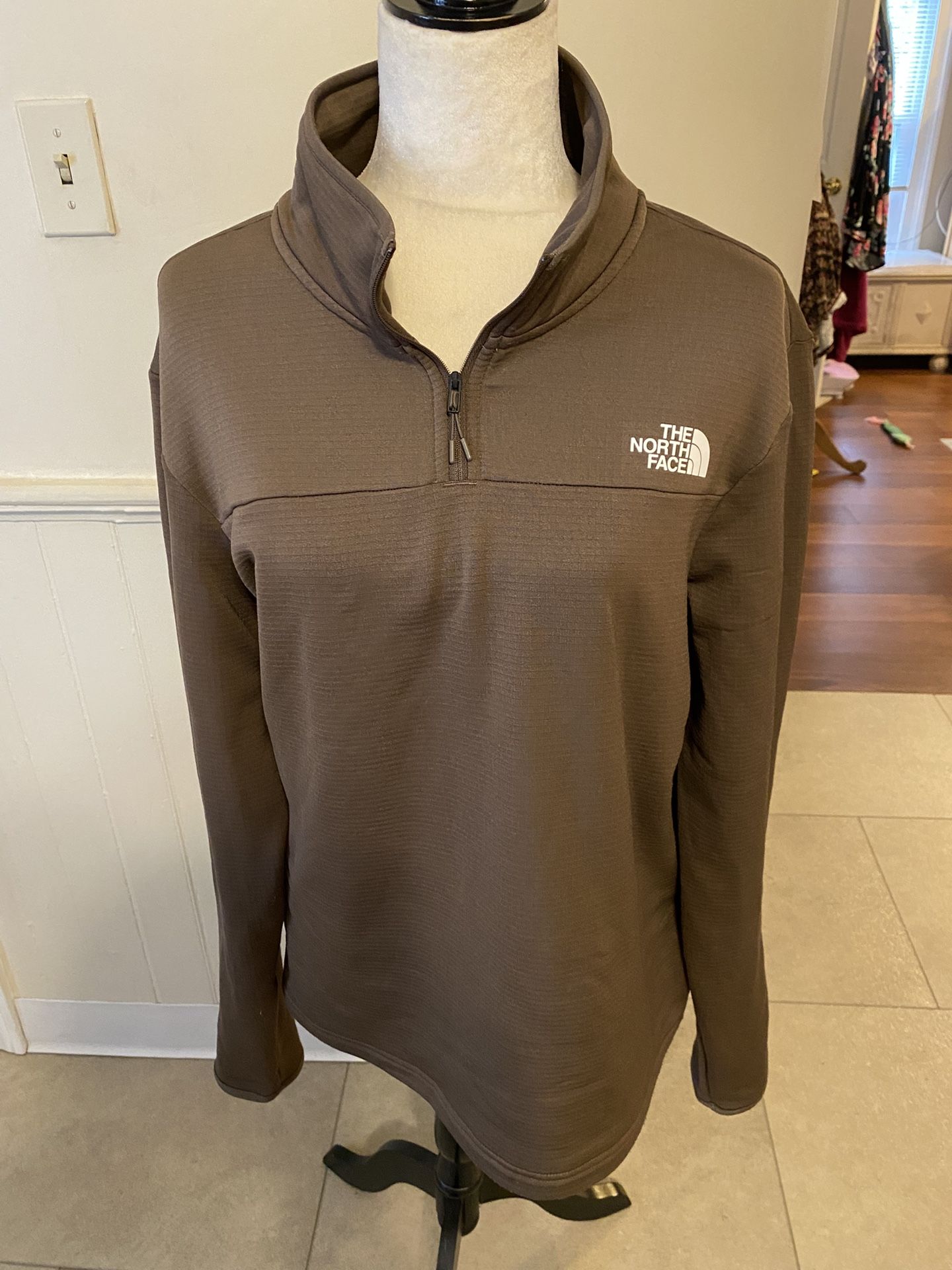 Like New Men’s The North Face Pullover With 1/2 Zipper Size Large
