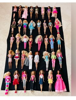 Barbies vintages lot of 39 dolls.