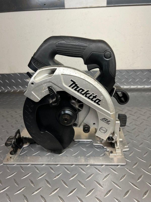 MAKITA 18V CORDLESS BRUSHLESS 6-1/2 CIRCULAR SAW TOOL ONLY NEW