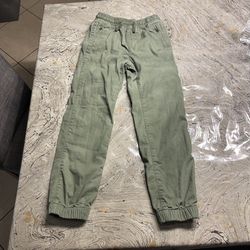 GAP boys cargo lined  pants olive green In great condition  Size Large 8-9 Stretchy waist