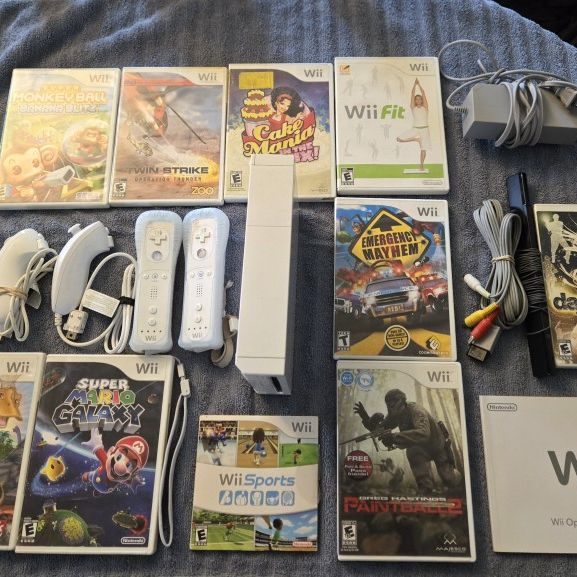 Wii Sports, Super Mario Bundle. Console, Game Lot,2 Controllers,2 Nunchucks  Loaded