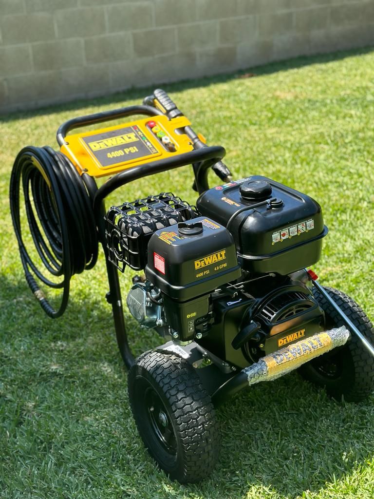DEWALT 4400 PSI 4.0 GPM Gas Cold Water Pressure Washer with DEWALT