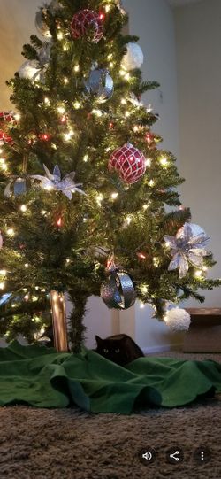 CHRISTMAS TREE 6.5 FEET PRE-LIT