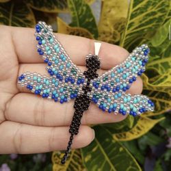 Dije artesanal libélula en mostacilla / Handmade Beaded Dragonfly Pendant