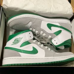 Air Jordan 1 Mid SE Green/White Size 8 – Lightly Used – OBO