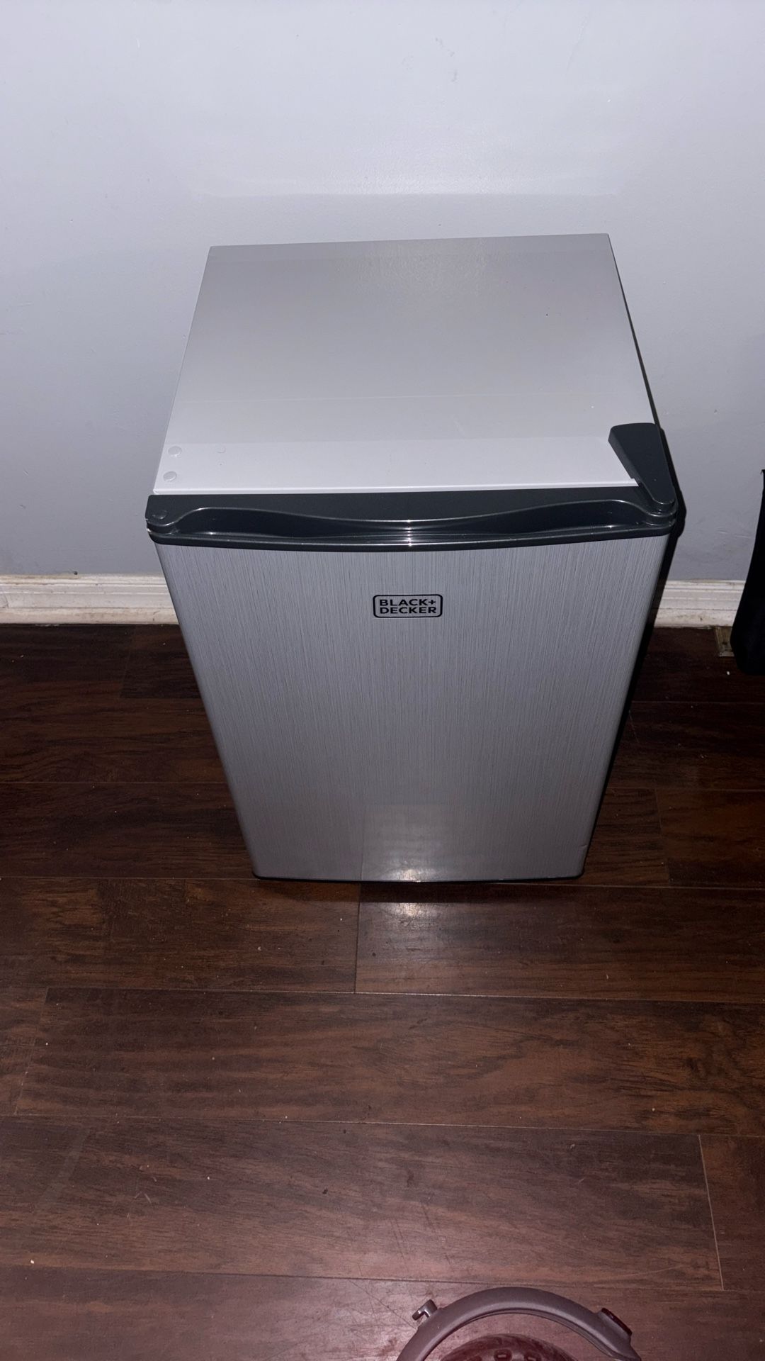 Mini Fridge ( Black And Decker 2.5 Cu Ft ) $100
