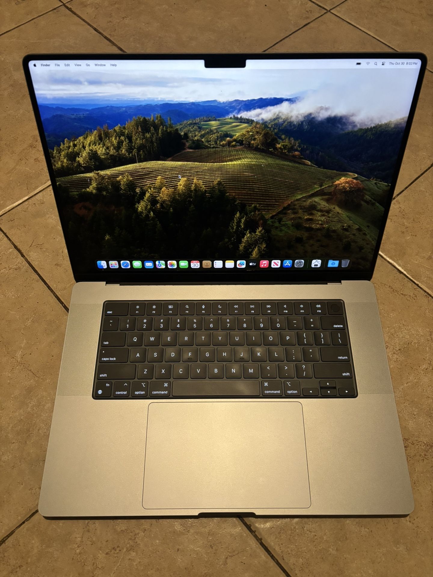 2021 MacBook Pro 16 Inch 32GB M1 Pro ,16 Core, 500GB Only 25 Count On The Battery Excellent Condition