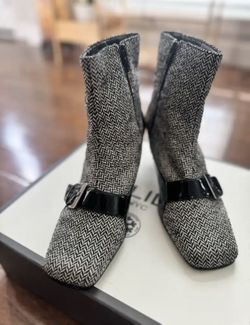 Stylish herringbone pattern boots with black patent leather accents. Size 7M. 