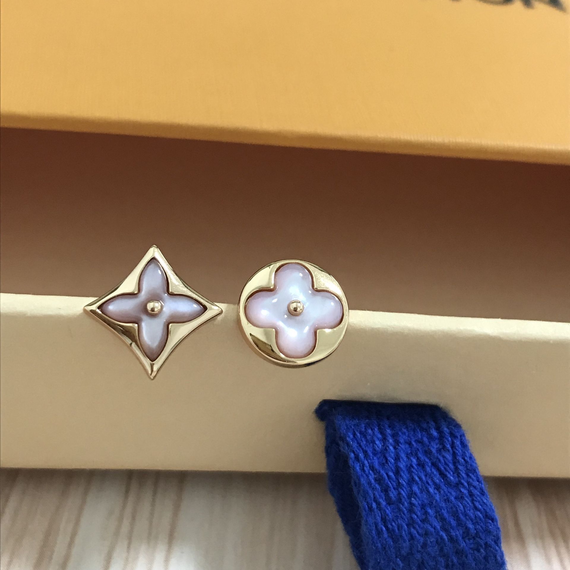 Louis Vuitton LV Iconic Earrings Gold/Rhinstone for Sale in Queens, NY -  OfferUp