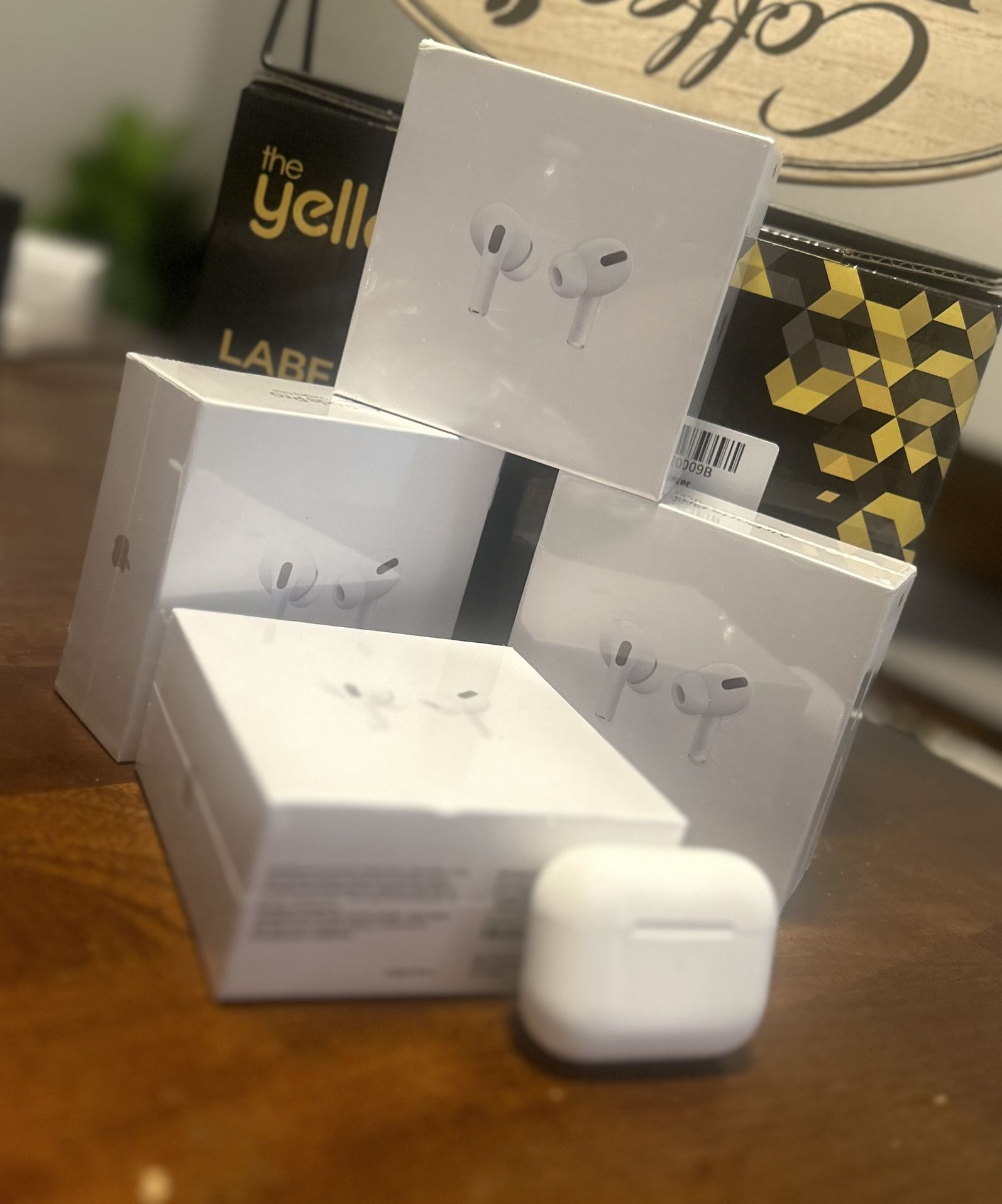 AirPod Pro w/ Mage Safe Charing Case And Charging Cable
