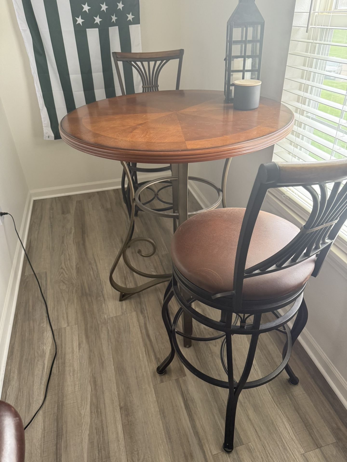 Round Table With Bar Stools