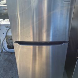 REFRIGERATOR FRIGIDAIRE 30” Like New 