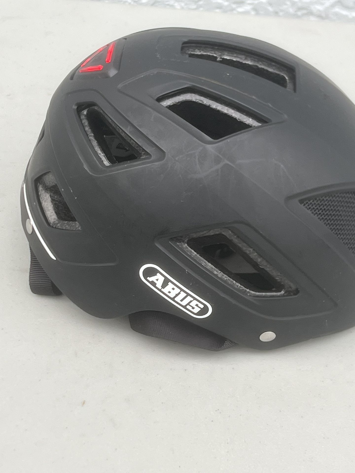 Abus Hyban 2.0 Bike Helmet Size Medium(52-58) Velvet Black ACHV2 Pre owned in good with minor cosmetic blemishes. These blemishes are in the form of m