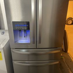 Refrigerator/ Like New!!