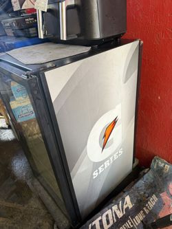 mini Refrigerator Gatorade read description