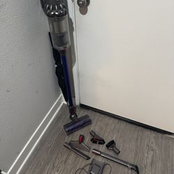 FS: Dyson V10 (New motor / assembly) + Accessories