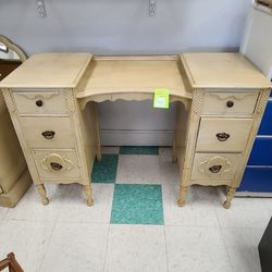 Victorian Style Vanity With Mirror 