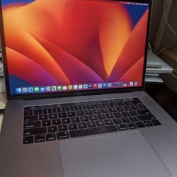 MacBook Pro 2017 | 15 inches 16gb RAM 254 storage