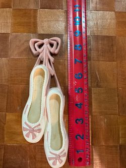 CA. PLASTIC WALL HANGING BALLERINA SLIPPERS