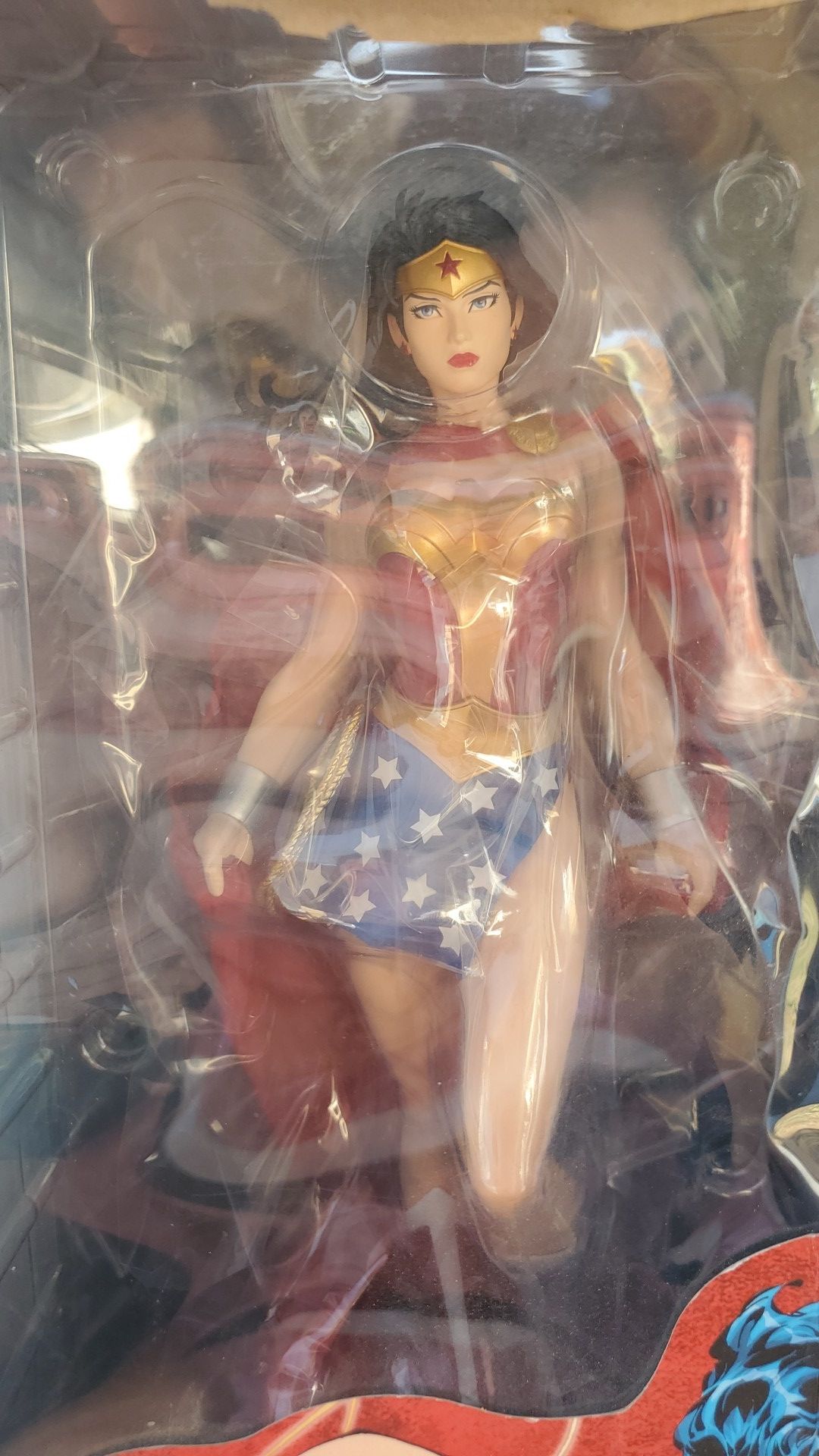 Wonder Woman Statue