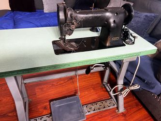 Singer 111W155 is an industrial sewing machine. In very good condition ((See description))