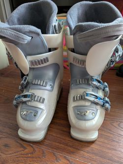 Nordica ladies white ski boots size 225/235 with carry case