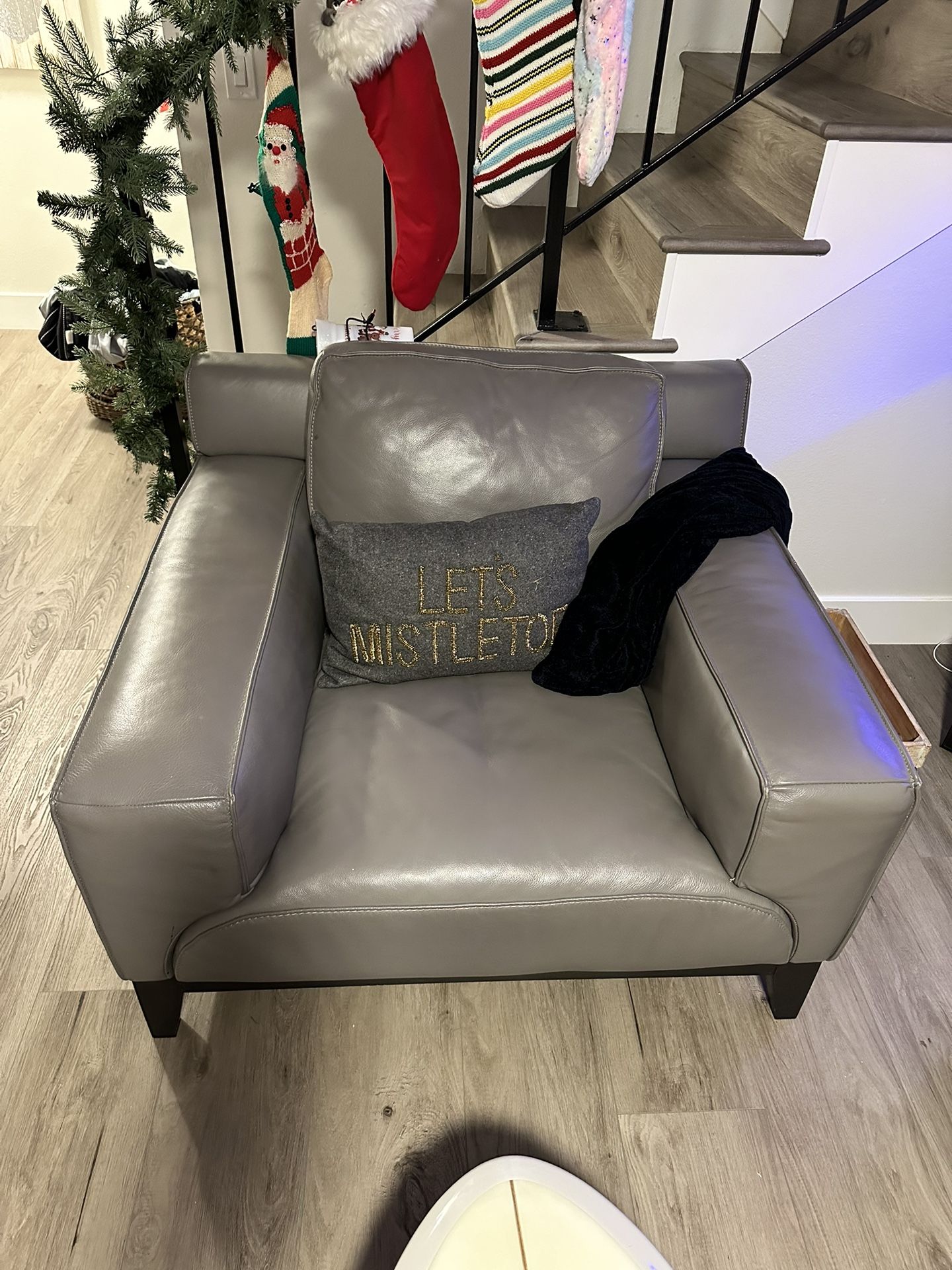 Macy’s oversized chair for Sale in Huntington Beach, CA OfferUp