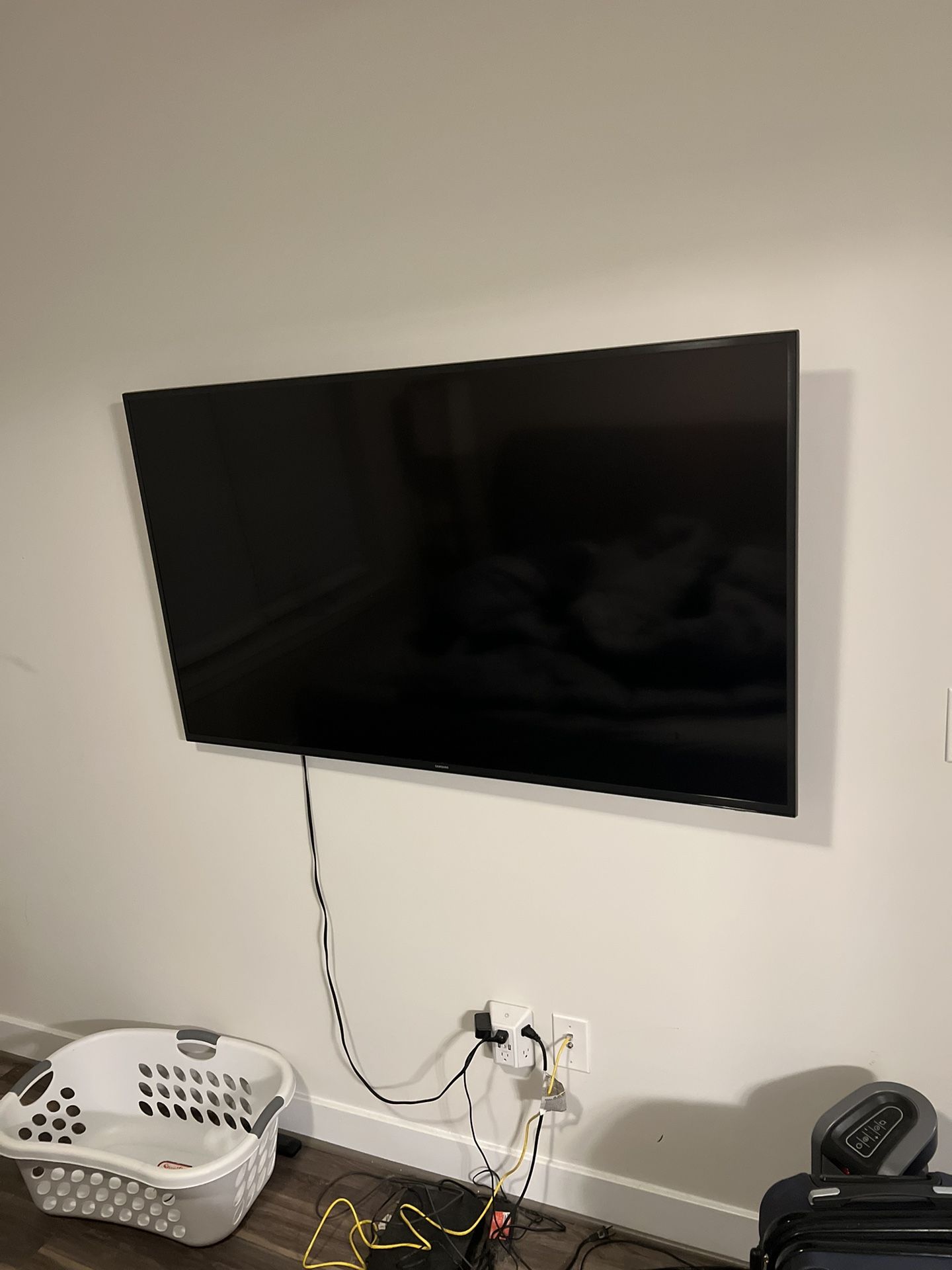 Smart Samsung TV 60 Inch with Wall Mount 