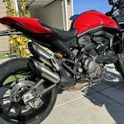 2022 Ducati monster Plus