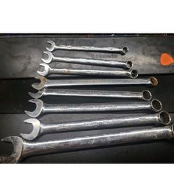 Snap On 8pc SAE Combination Wrench Set MOST Flank Drive SOME ARE LONGER ITS MISSING SOME AND NOT A ORGINAL SET

ALL HAVE FLANK DRIVE PLUS BESIDES 2
