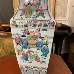 Chinese Hand Painted Famille Rose Porcelain Vase