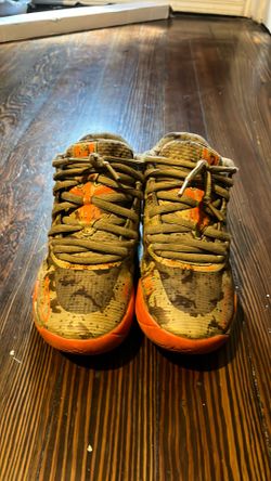 tennis shoes They is basketball shoes but you can where thum as tennis shoes