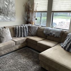 Sectional 4 Piece Sofa Like New- This Is In Naples Florida