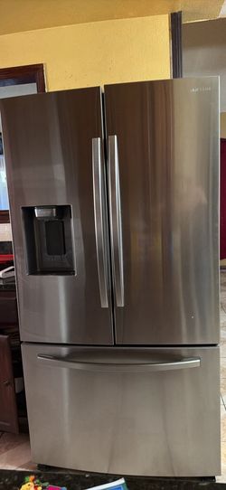 Samsung French door refrigerator with ice and water dispenser