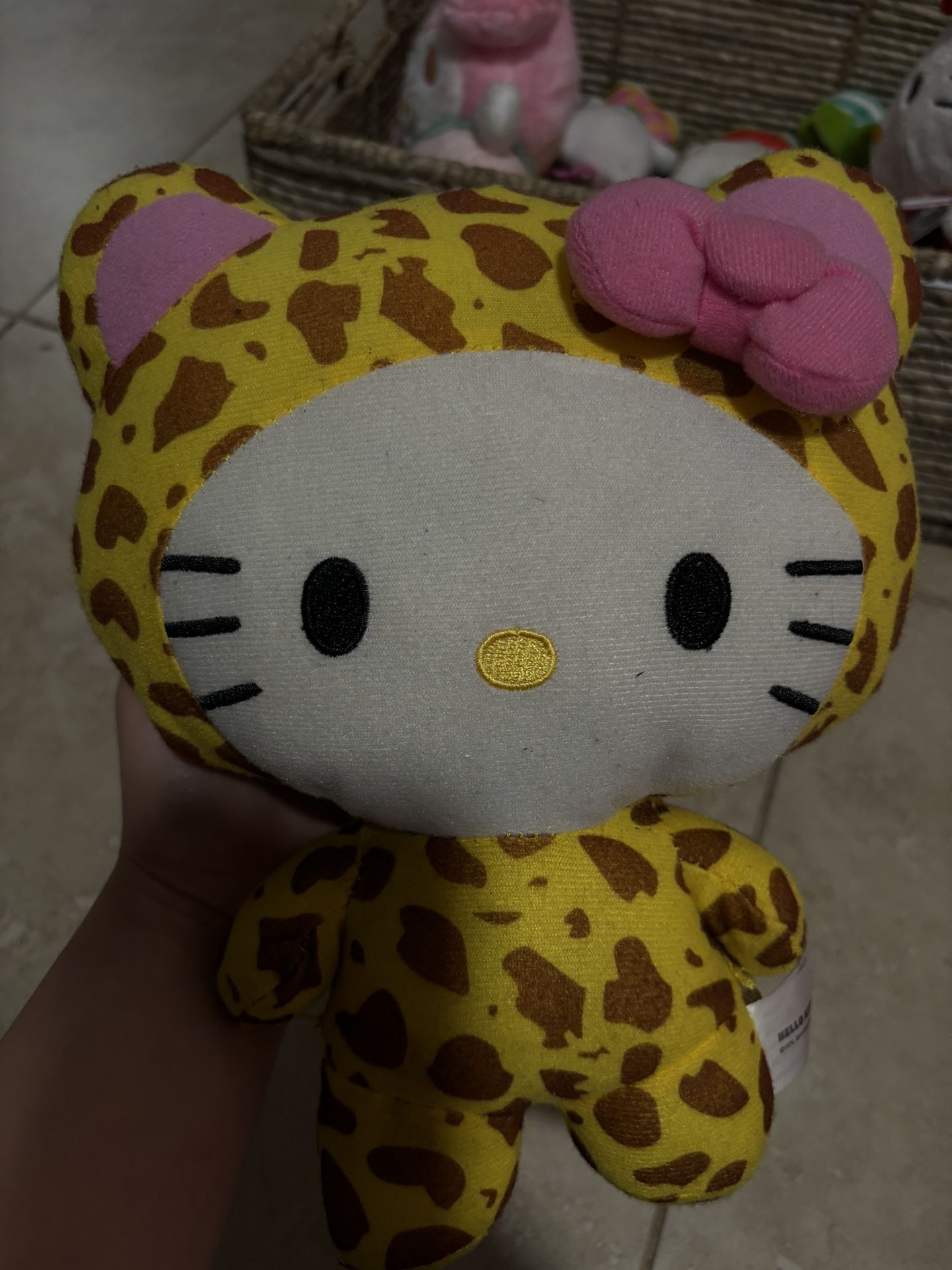 Hello Kitty, giraffe plush